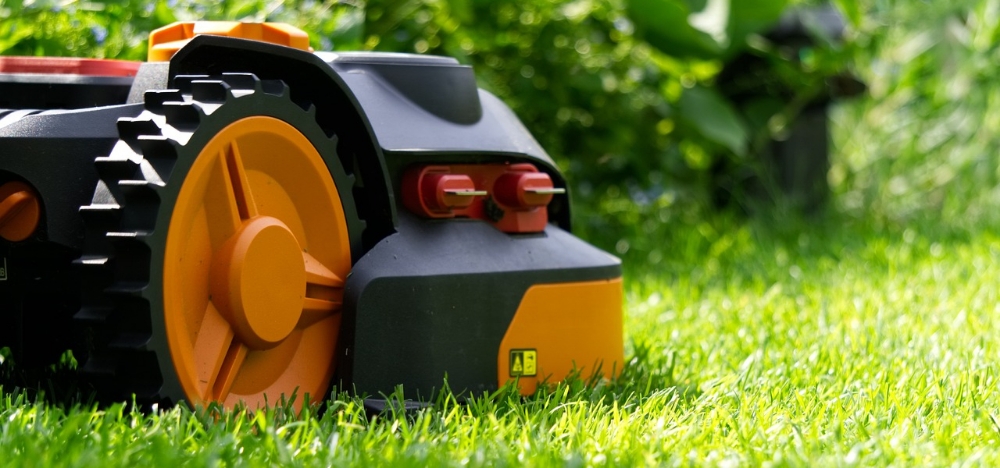 Robotska kosilica na travnjaku